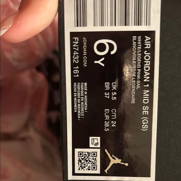 Jordan Pink and White Sneakers Modern Design - Picture 2 of 3